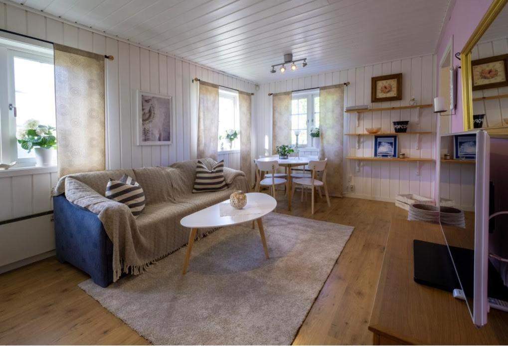 Lilla Groena Huset Pa Garden แฮร์เนอซันด์ ภายนอก รูปภาพ
